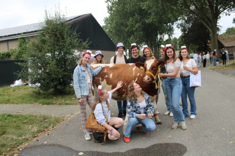 Eerstejaarsstudenten met hun mentorgroep op de foto met ons verenigingsrund Veerle